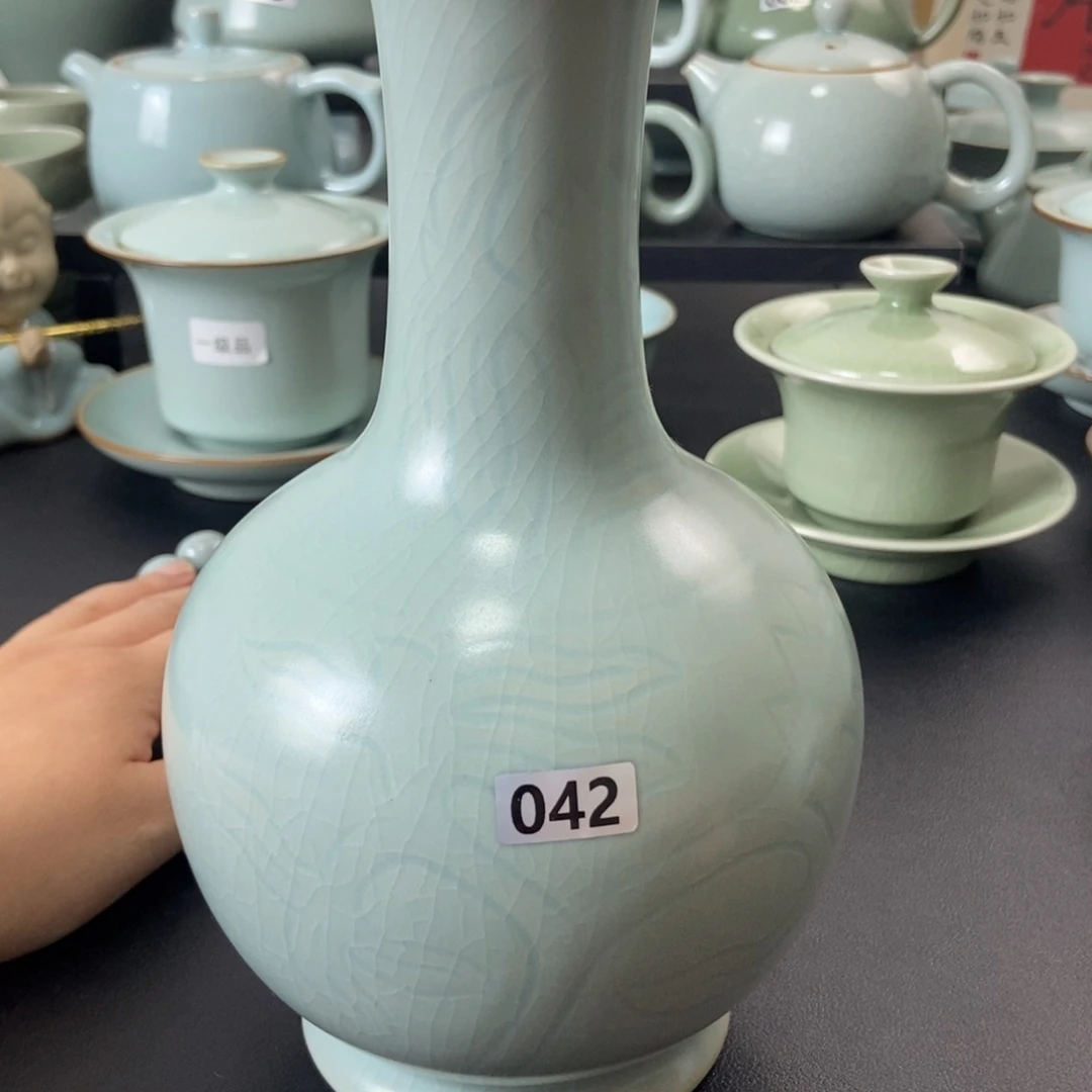 壶仿古刻花鹅颈瓶微瑕