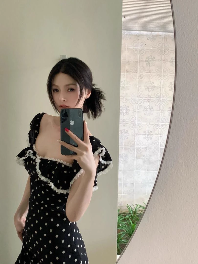 2025春夏新款收腰显瘦镂空方领蕾丝荷叶波点长款连衣裙女