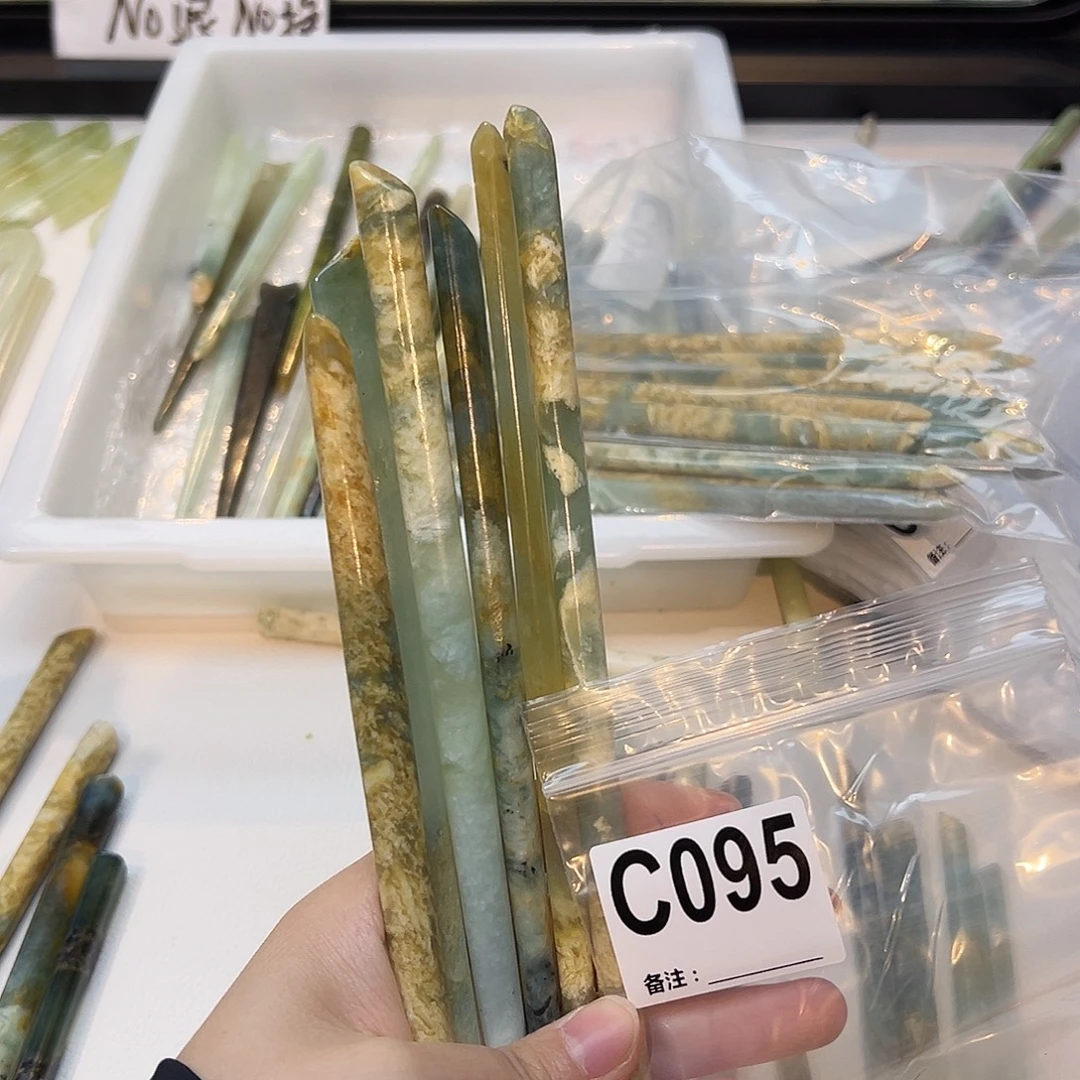 宁***悦未镶嵌蛇纹石玉发饰