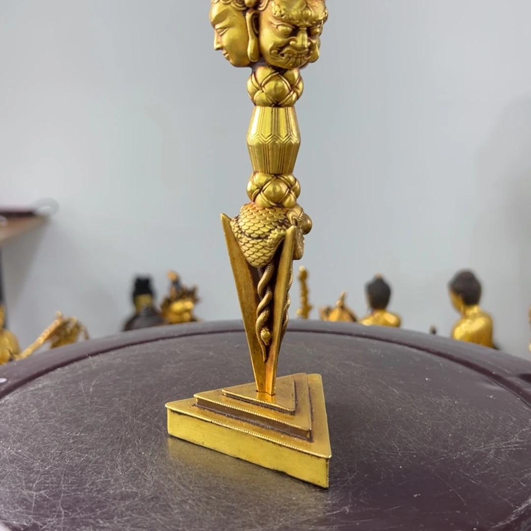 李**来佛像的造型和造型