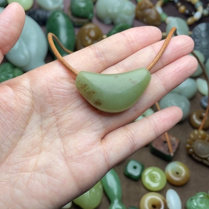 【闪购商品】颈饰未镶嵌和田玉新疆桂花糖弯管漏价