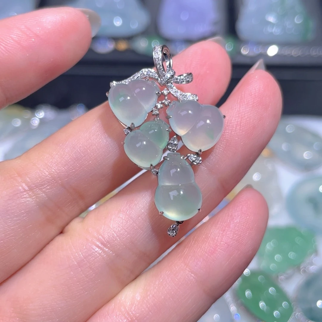 颈饰18K金镶嵌翡翠翡翠