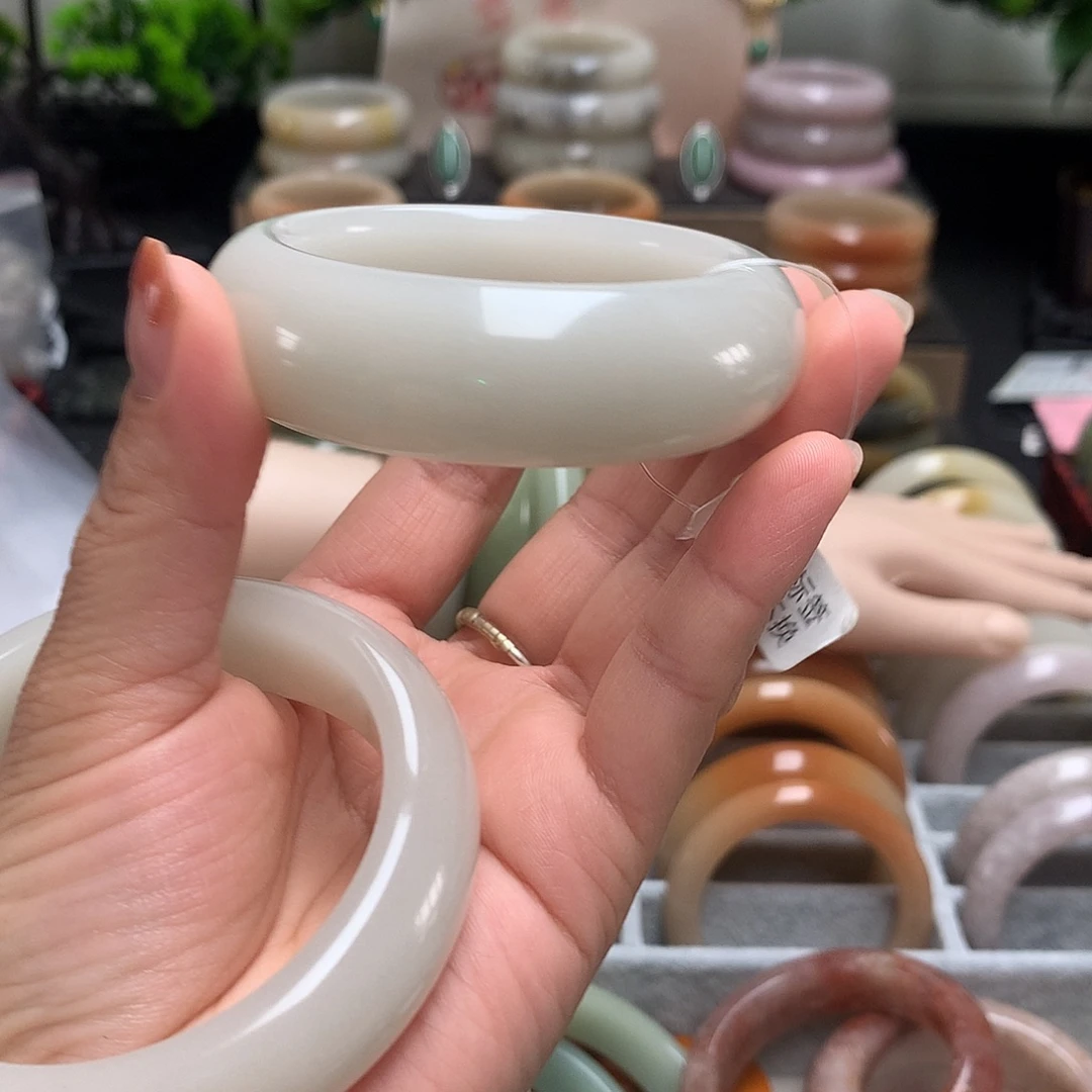 艳***艳未镶嵌玉石英质玉（佘太翠）