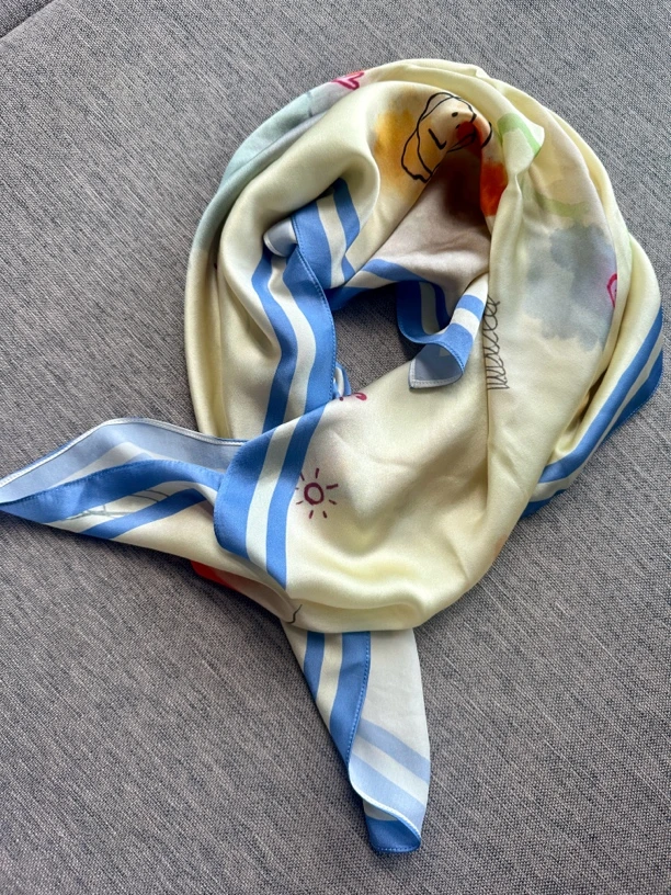 Tsuen荃壹“春日漫洋”百搭简约洋气明媚丝巾