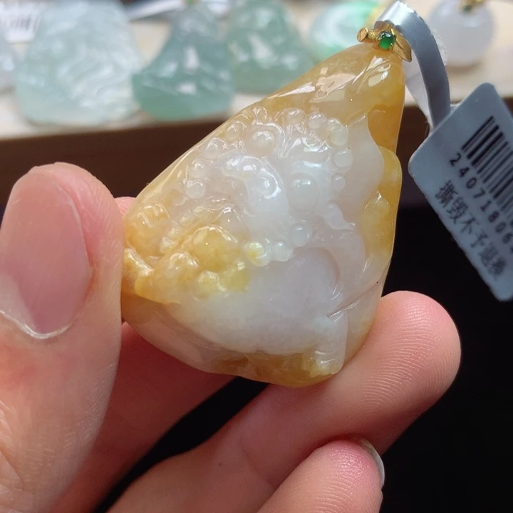 翡翠18K金镶嵌颈饰吊坠
