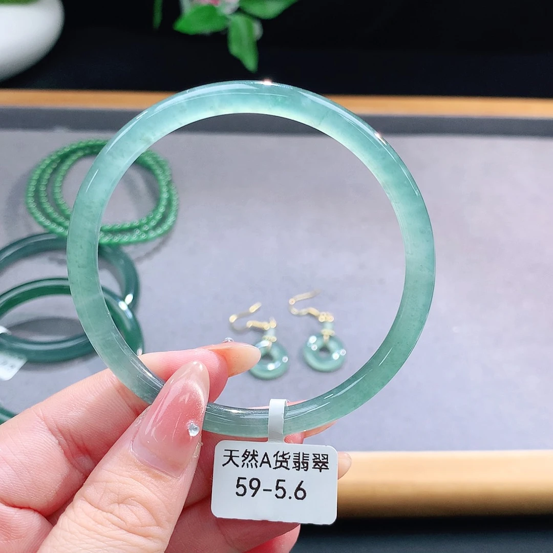 未镶嵌手镯（圆镯）翡翠