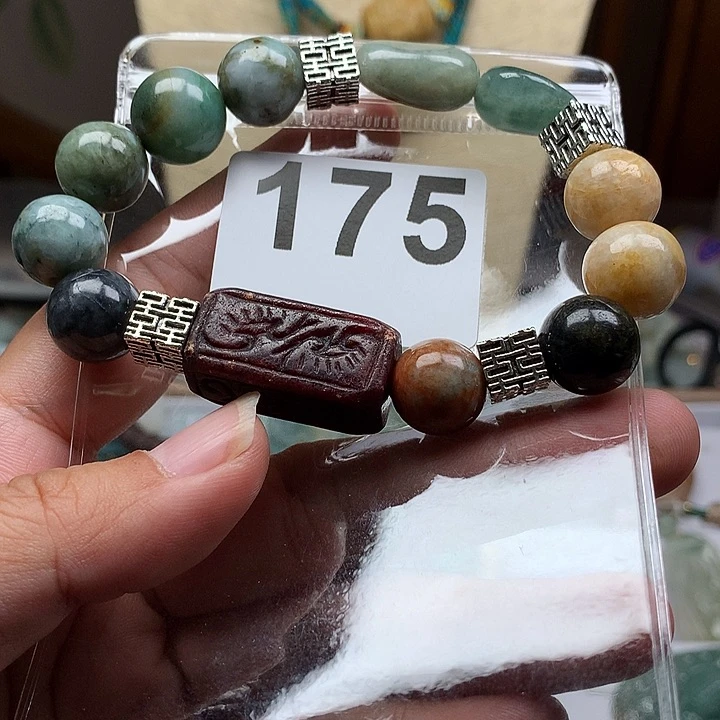 翡翠颈饰未镶嵌。****꧂翡翠