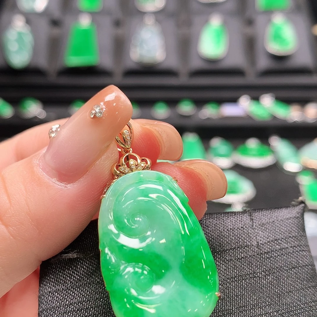 翡翠18K金镶嵌颈饰