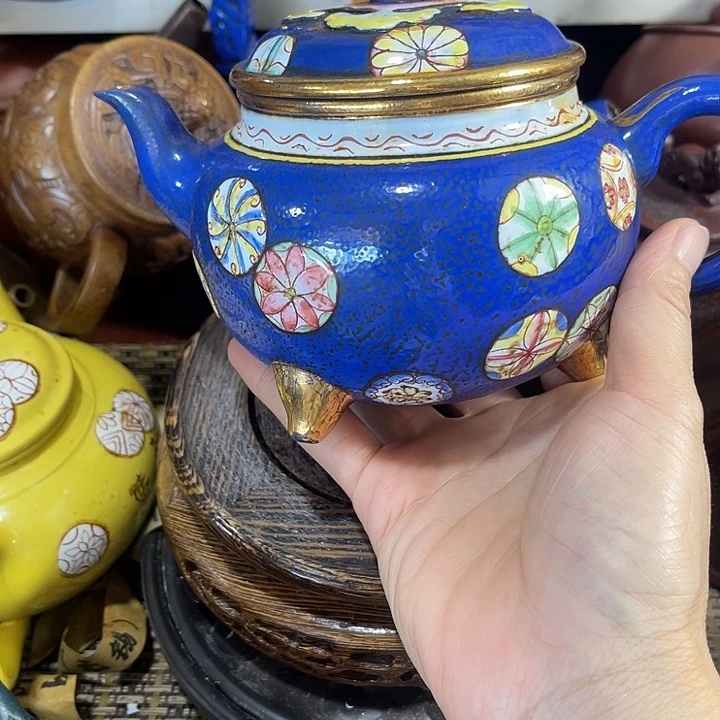 茶壶紫砂原矿泥料手工制作的一把紫砂壶。