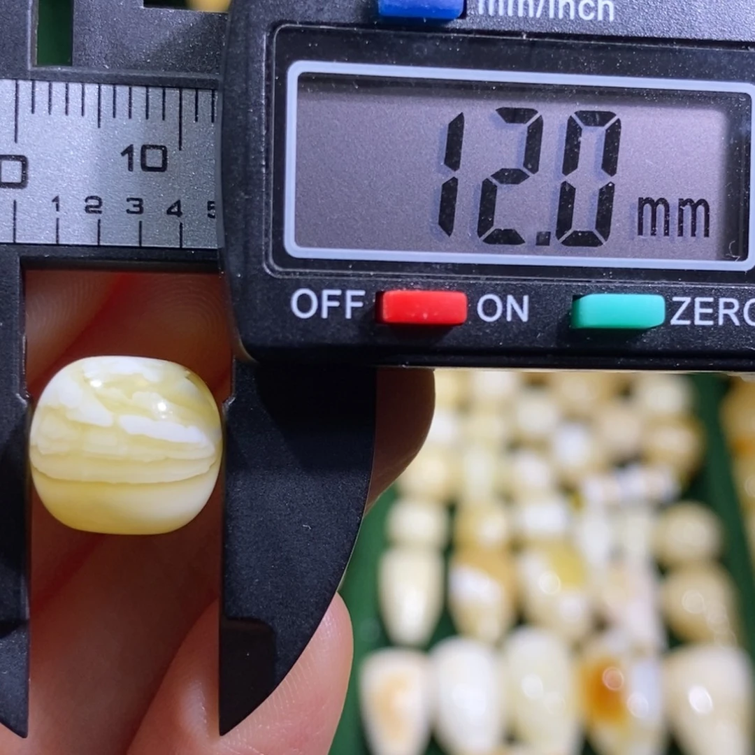 蜜蜡未镶嵌裸石微瑕