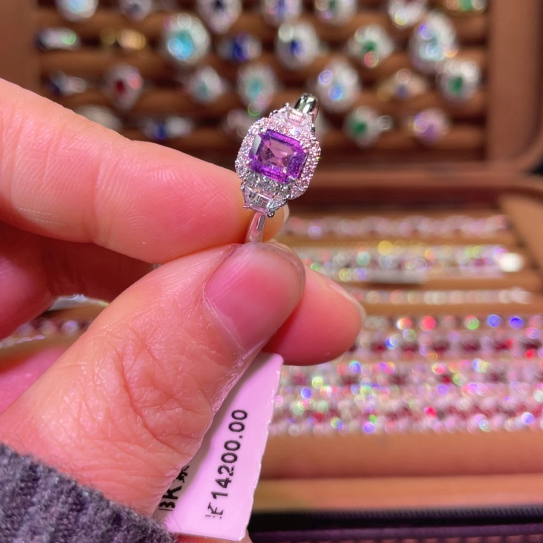 18K金镶嵌蓝宝石戒指