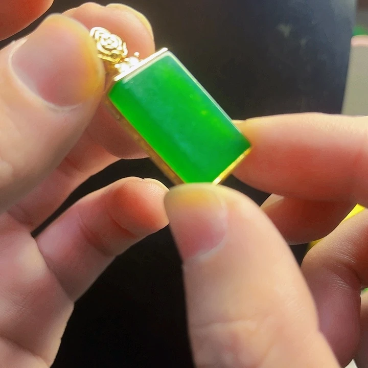 翡翠14K金镶嵌颈饰