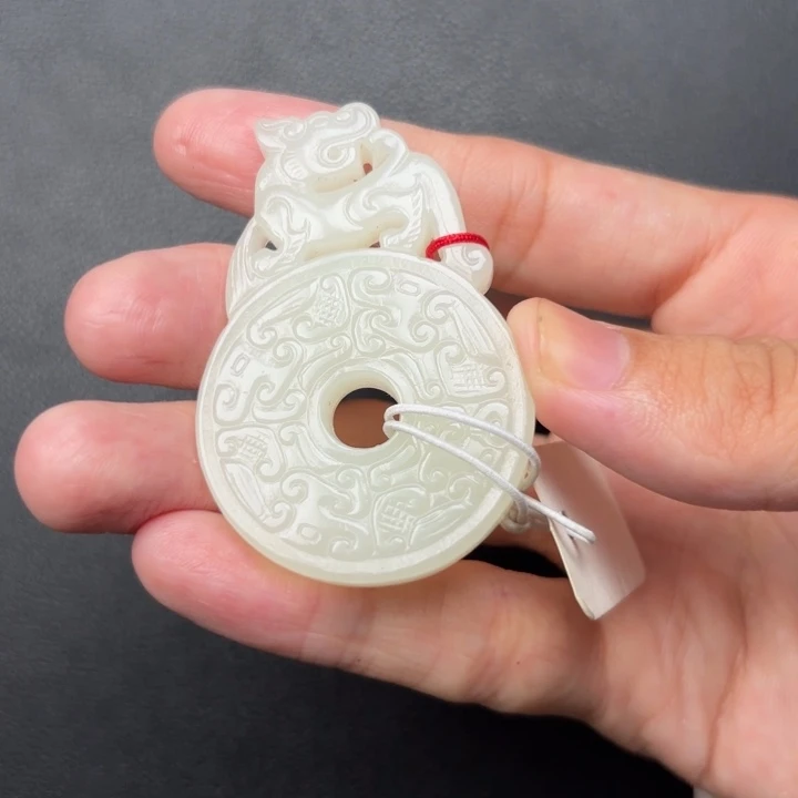 木***杨和田玉未镶嵌颈饰