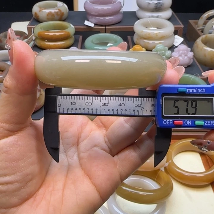 石英岩玉未镶嵌手镯不退换