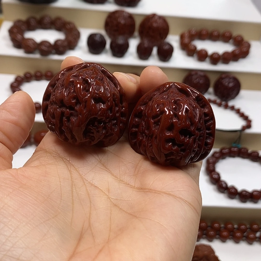 爱***拉吊坠橄榄核白狮子核桃