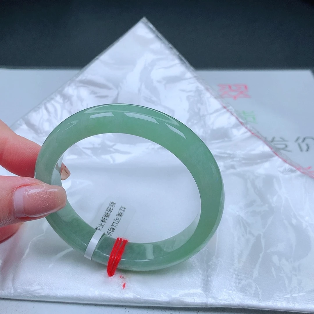 翡翠手镯未镶嵌满绿18