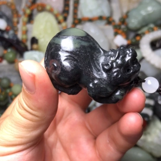 和田玉未镶嵌把件