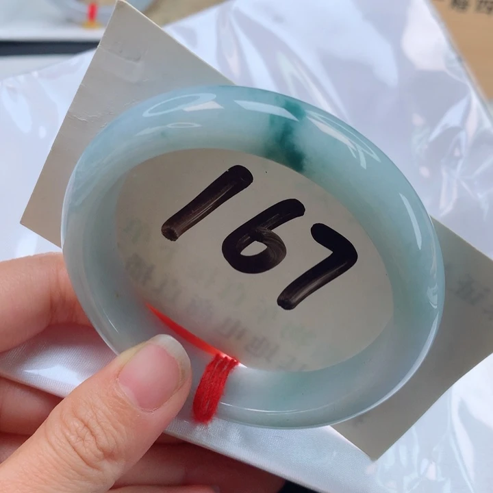 翡翠手镯未镶嵌蓝花