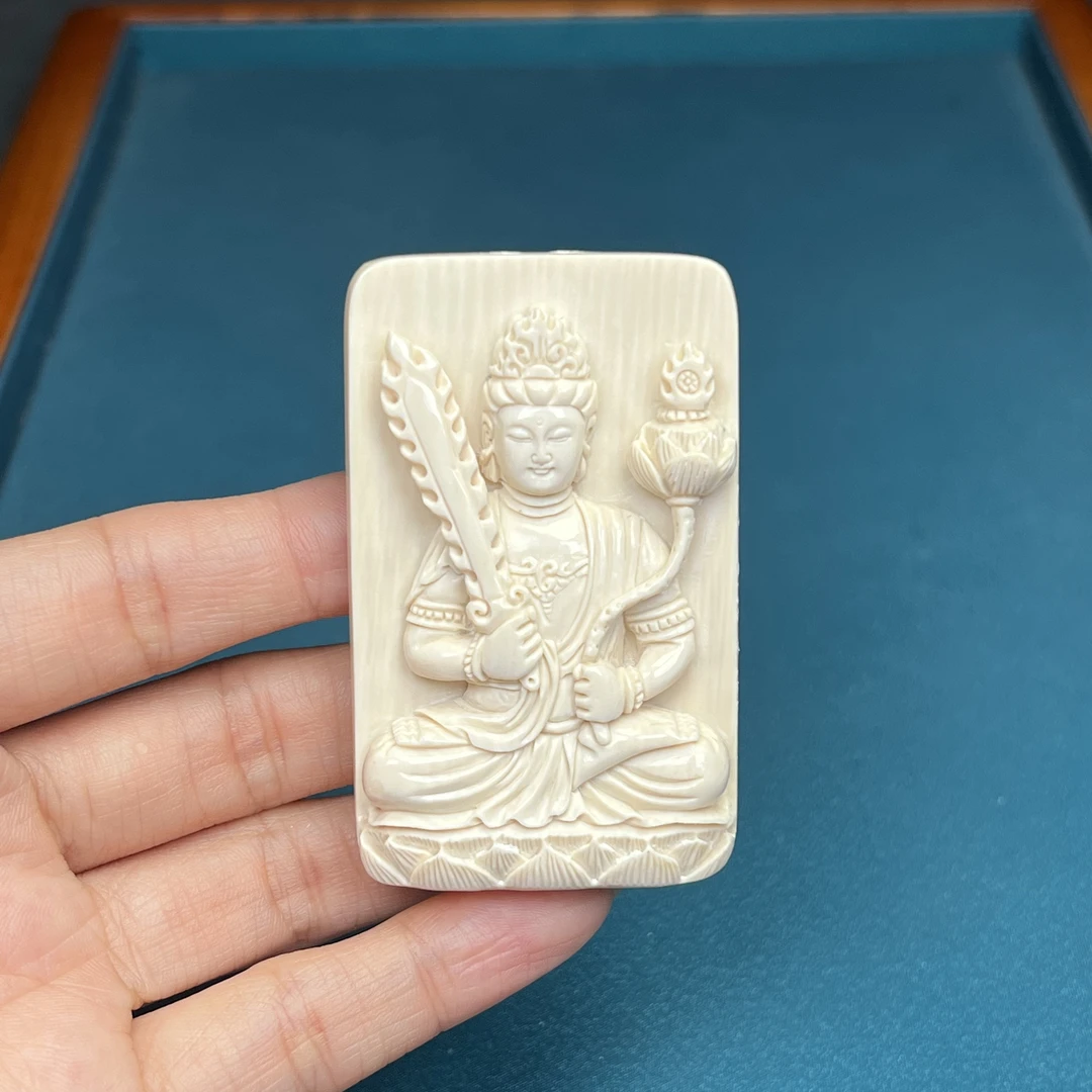 k9715【京派大师-青松】天然猛犸牙雕 刻虚空藏39x63x12mm 32克