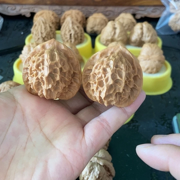 文玩核桃吊坠龙鳞精对 40