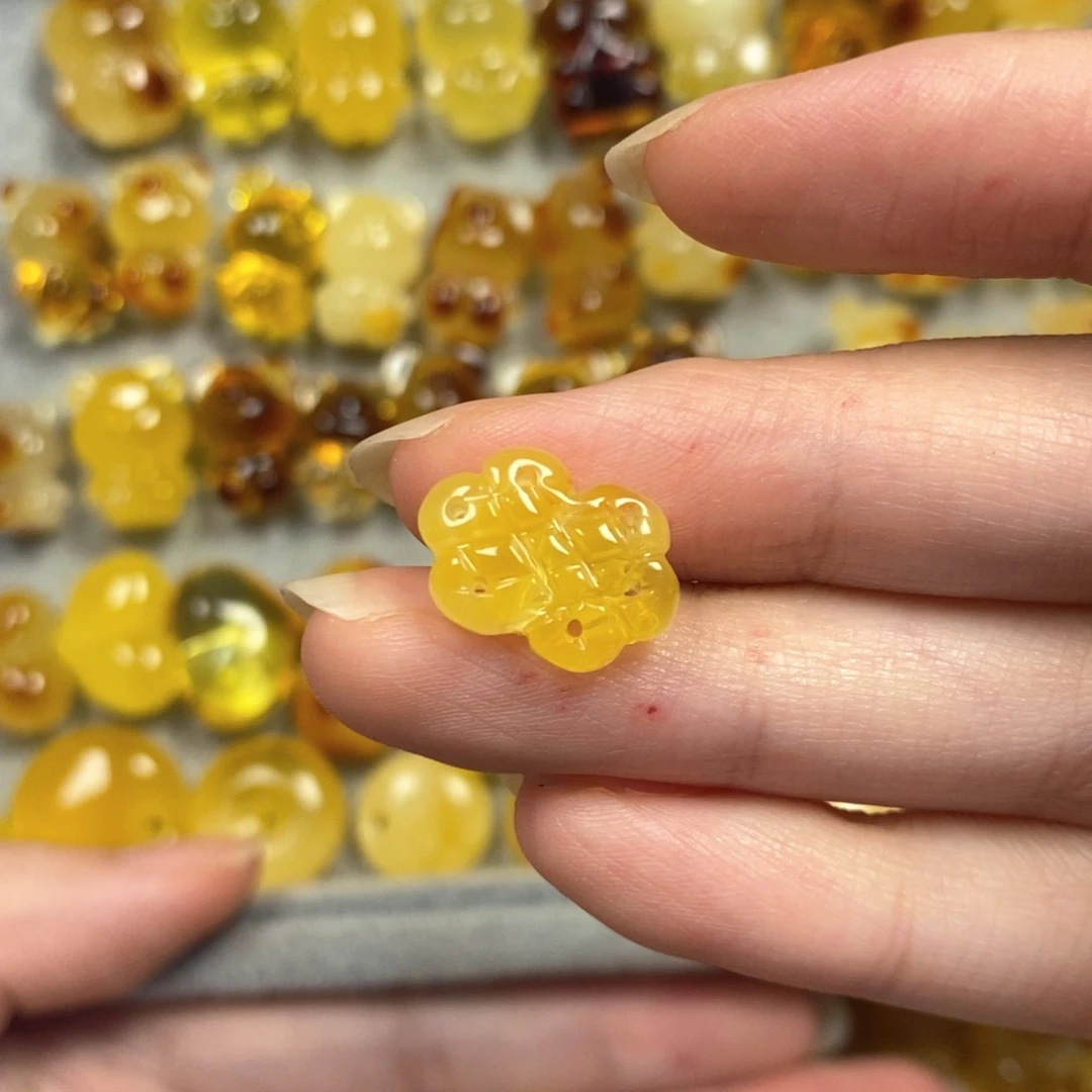 未镶嵌颈饰琥珀中国结