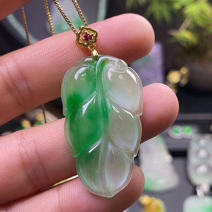 翡翠未镶嵌吊坠(赠链)