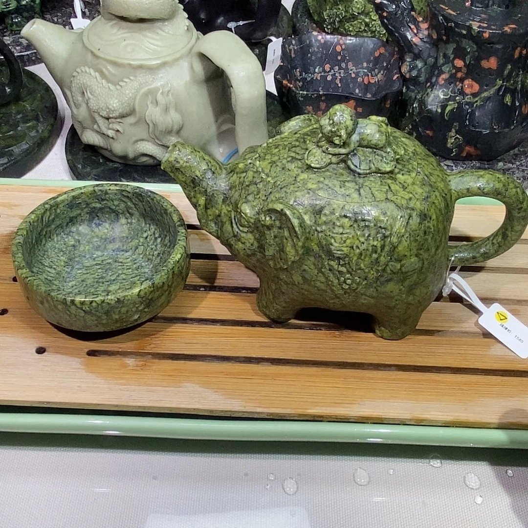 东***日蛇纹石玉藏玉大象