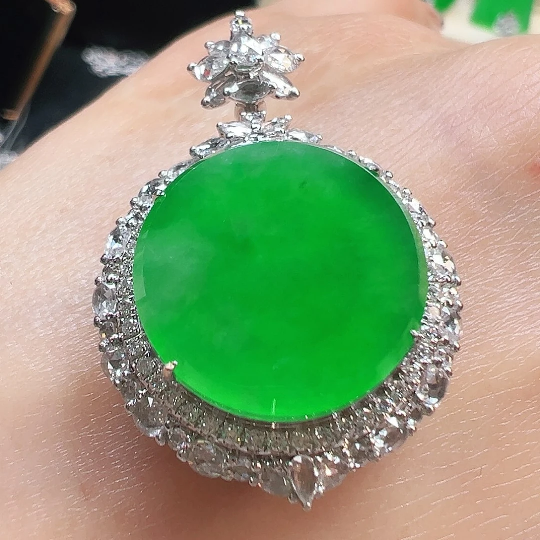 翡翠颈饰18K金镶嵌吊坠