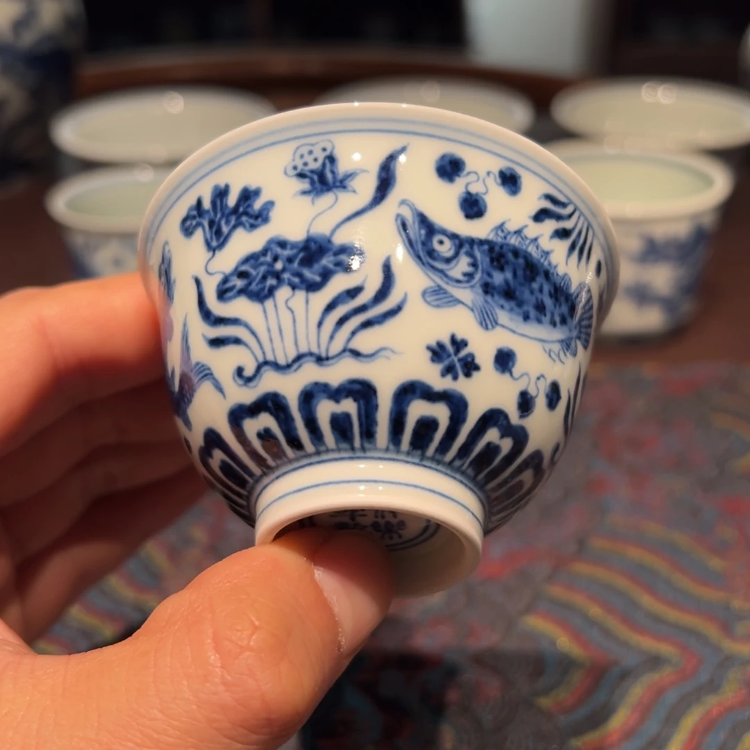 陶精品青花鱼藻纹撇口杯口径约7.5厘米
