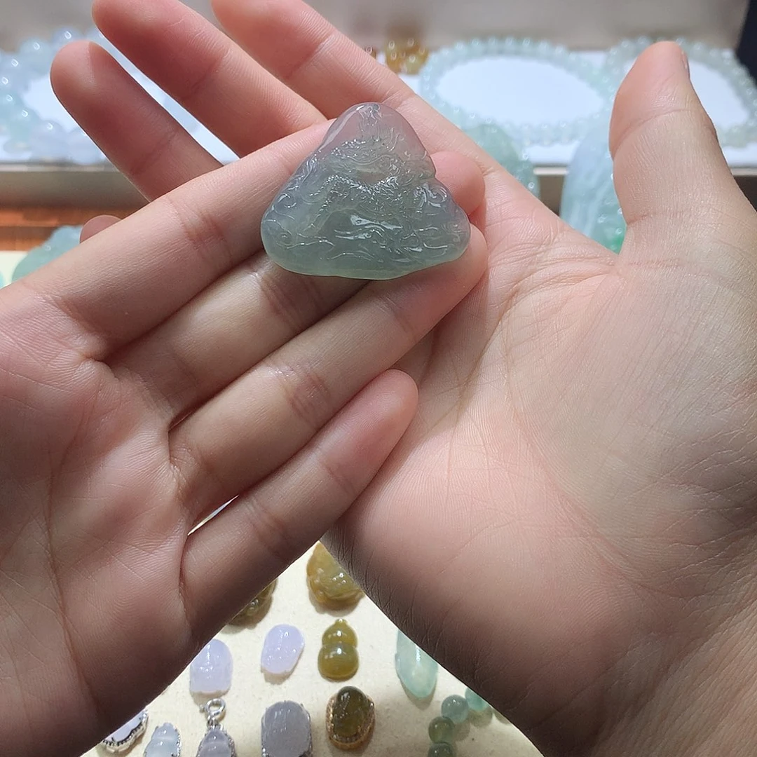 翡翠未镶嵌颈饰麒麟