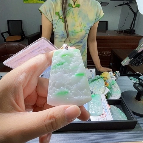 翡翠未镶嵌颈饰一个