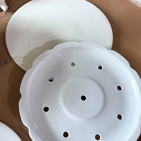 微瑕，不能明火，口径24，圆蒸，圆砂锅垫各一个
