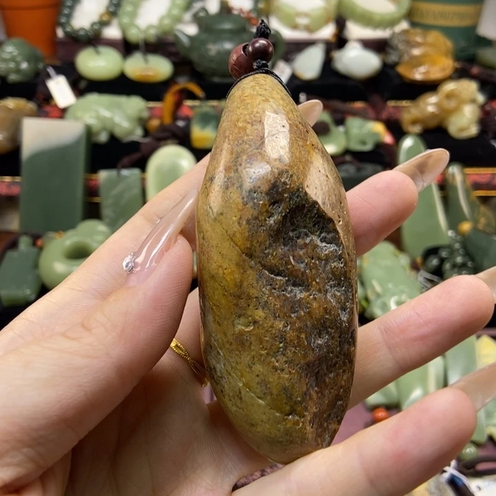 未镶嵌岫岩河磨玉（透闪石质玉）把件