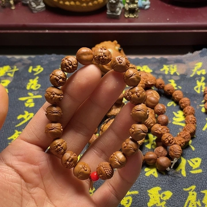 龙纹桃核雕刻瑕疵百态