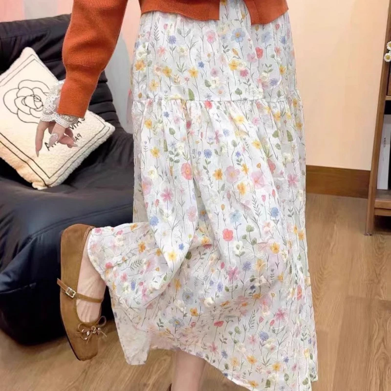 2025夏韩系设计感碎花大摆A字半身裙显廋刺绣裙子百搭女士中长裙