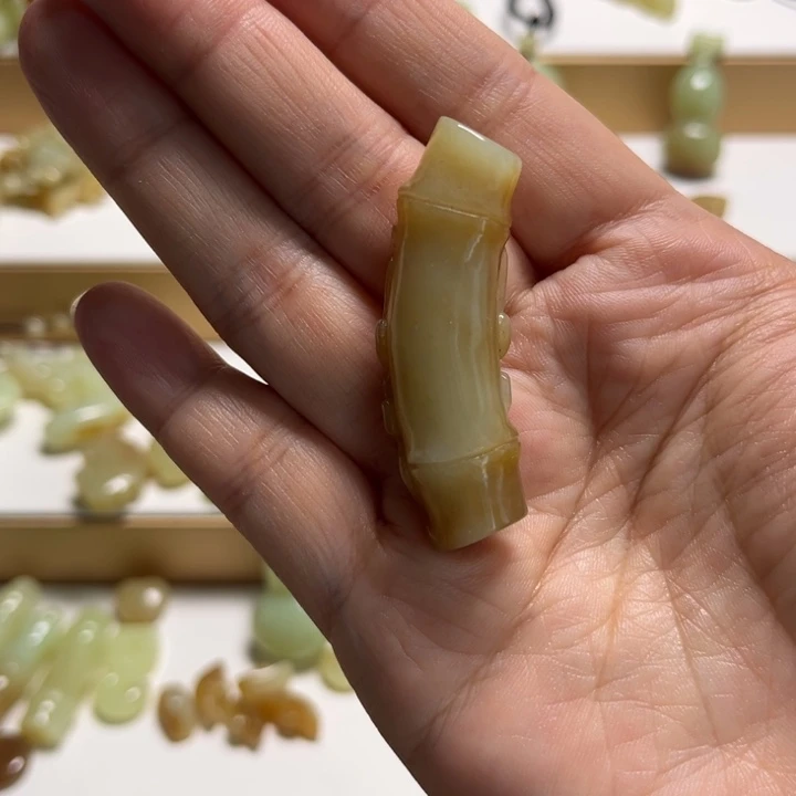 ****༻和田玉未镶嵌颈饰