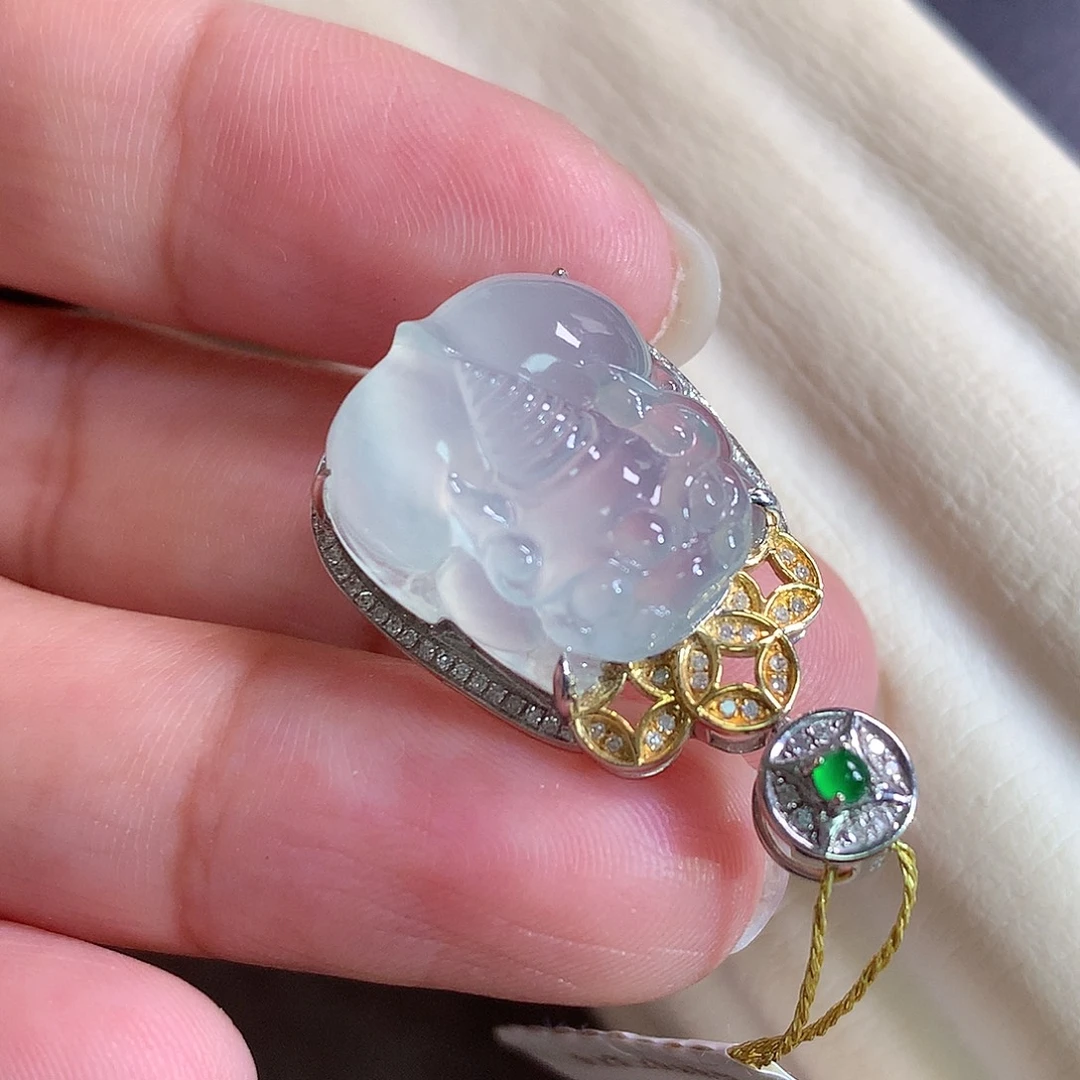 翡翠18K金镶嵌颈饰貔貅