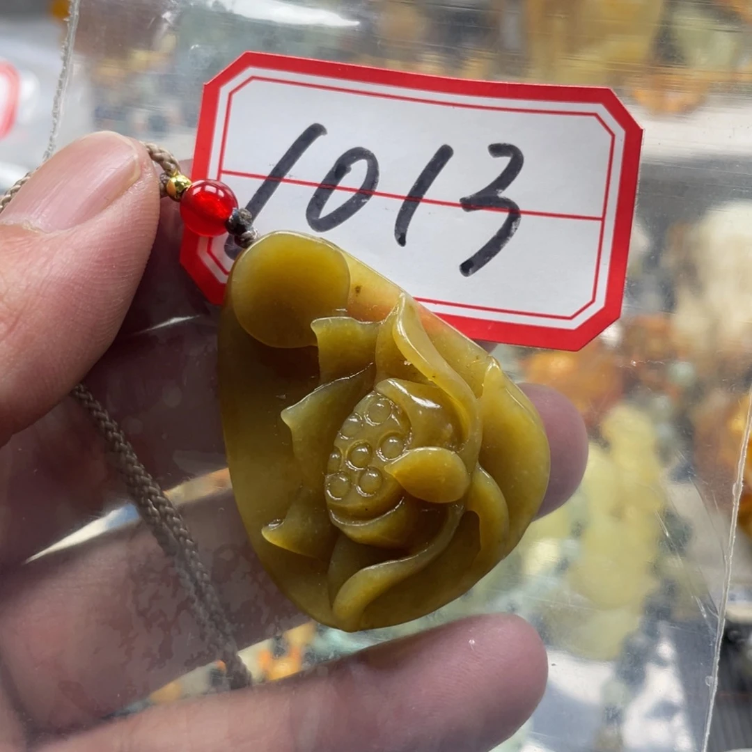 岫玉颈饰合金吊坠