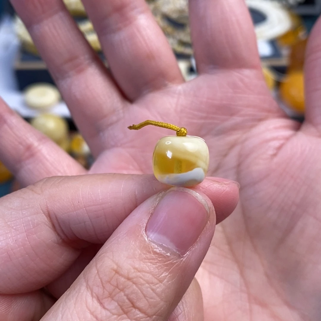 琥珀未镶嵌裸石金瓷白溶洞老型单珠11.8