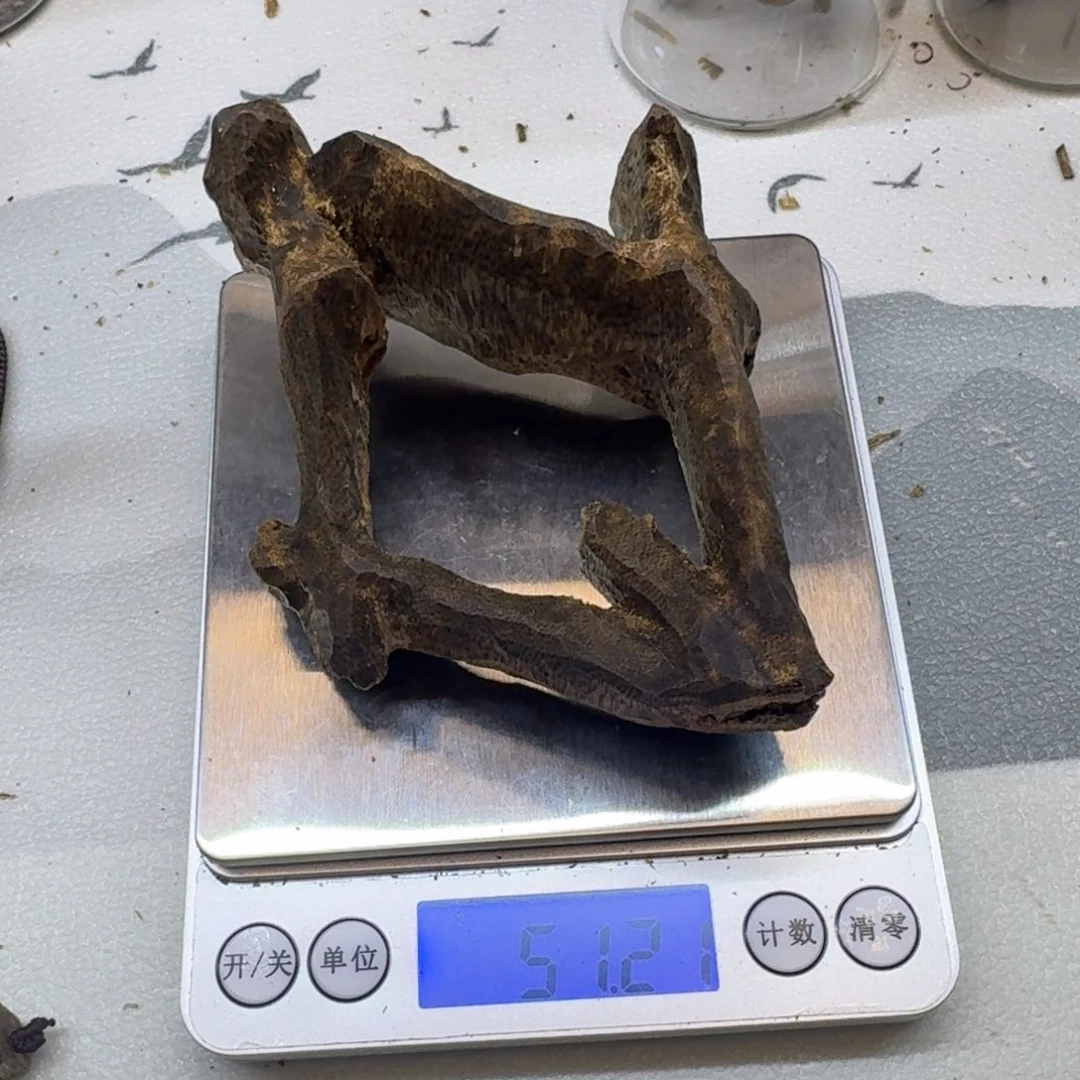 沉香碎屑沉香十字孔51克