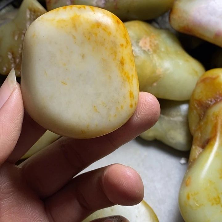 未镶嵌和田玉（糖玉）挂件天***。