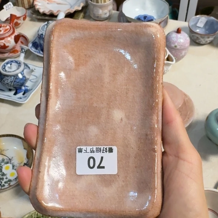 一个小碟子小心翼翼