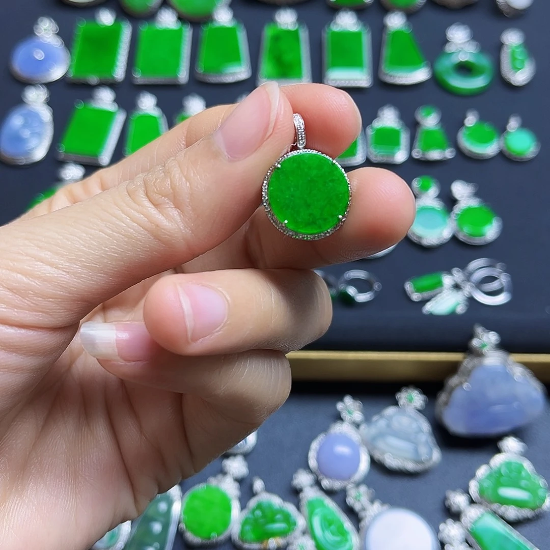 翡翠18K金镶嵌颈饰