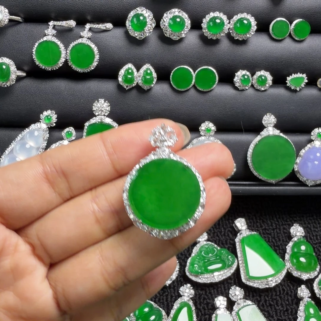 翡翠18K金镶嵌颈饰吊坠