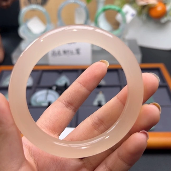 开***卓翡翠未镶嵌颈饰手镯