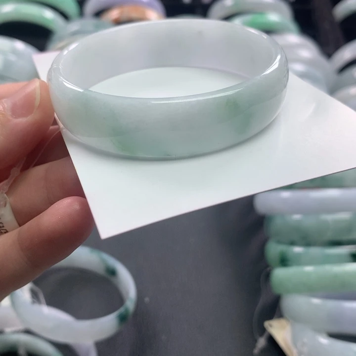 翡翠未镶嵌手镯公主