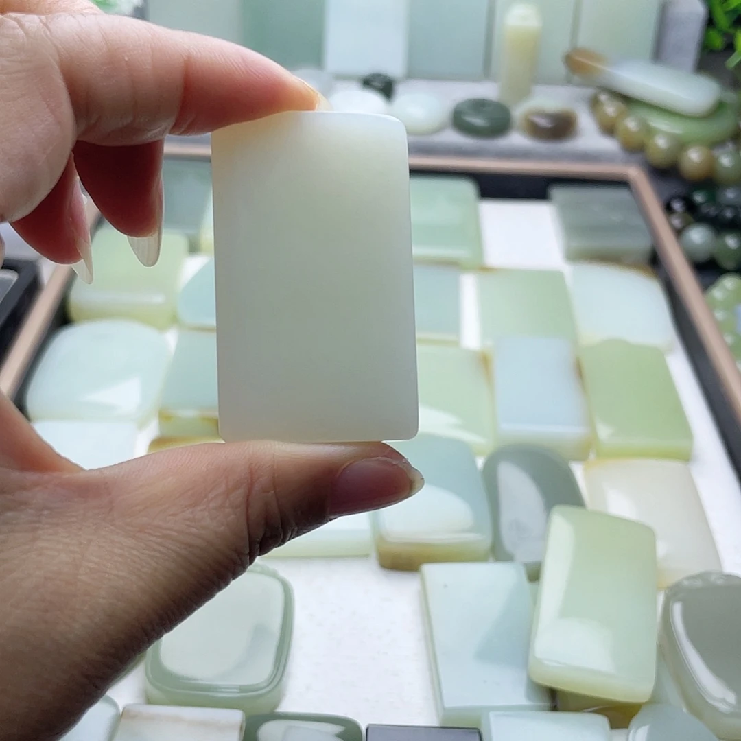 颈饰未镶嵌和田玉（糖玉）占****王