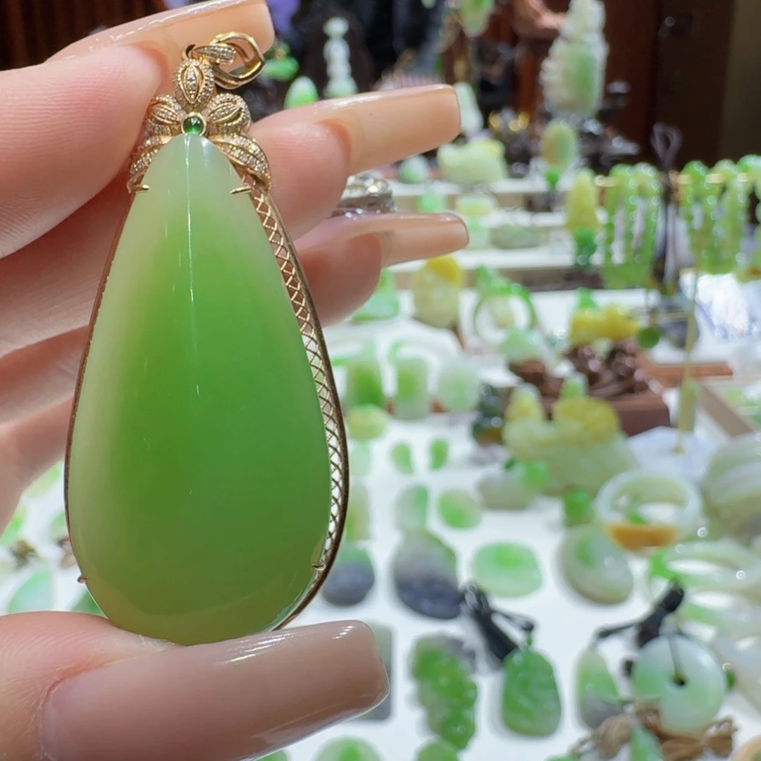 和田玉（翠青玉）18K金镶嵌颈饰翠青水滴