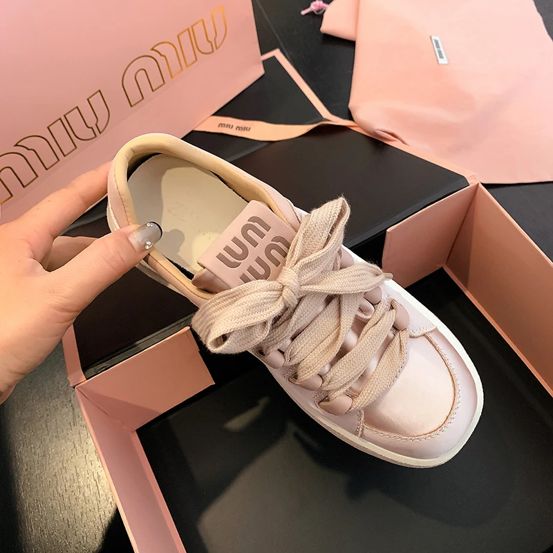 葡萄妈小众缎面厚底系带轻便休闲板鞋女2025春夏新款真皮运动鞋