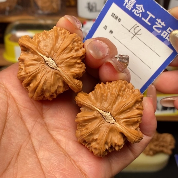 文玩核桃吊坠40三角白